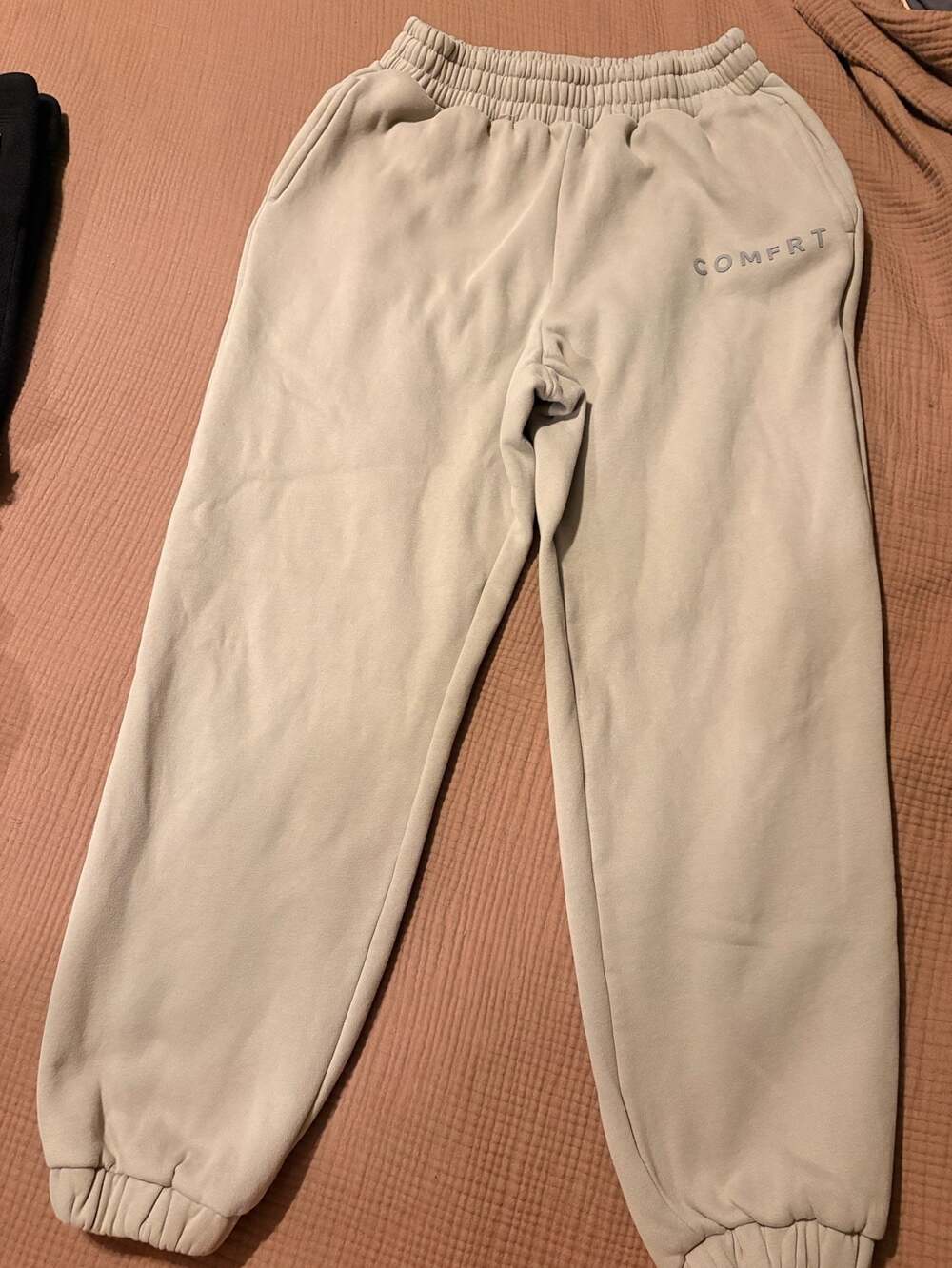 Comfrt Logo Fleece Jogger Sweatpants in Sand